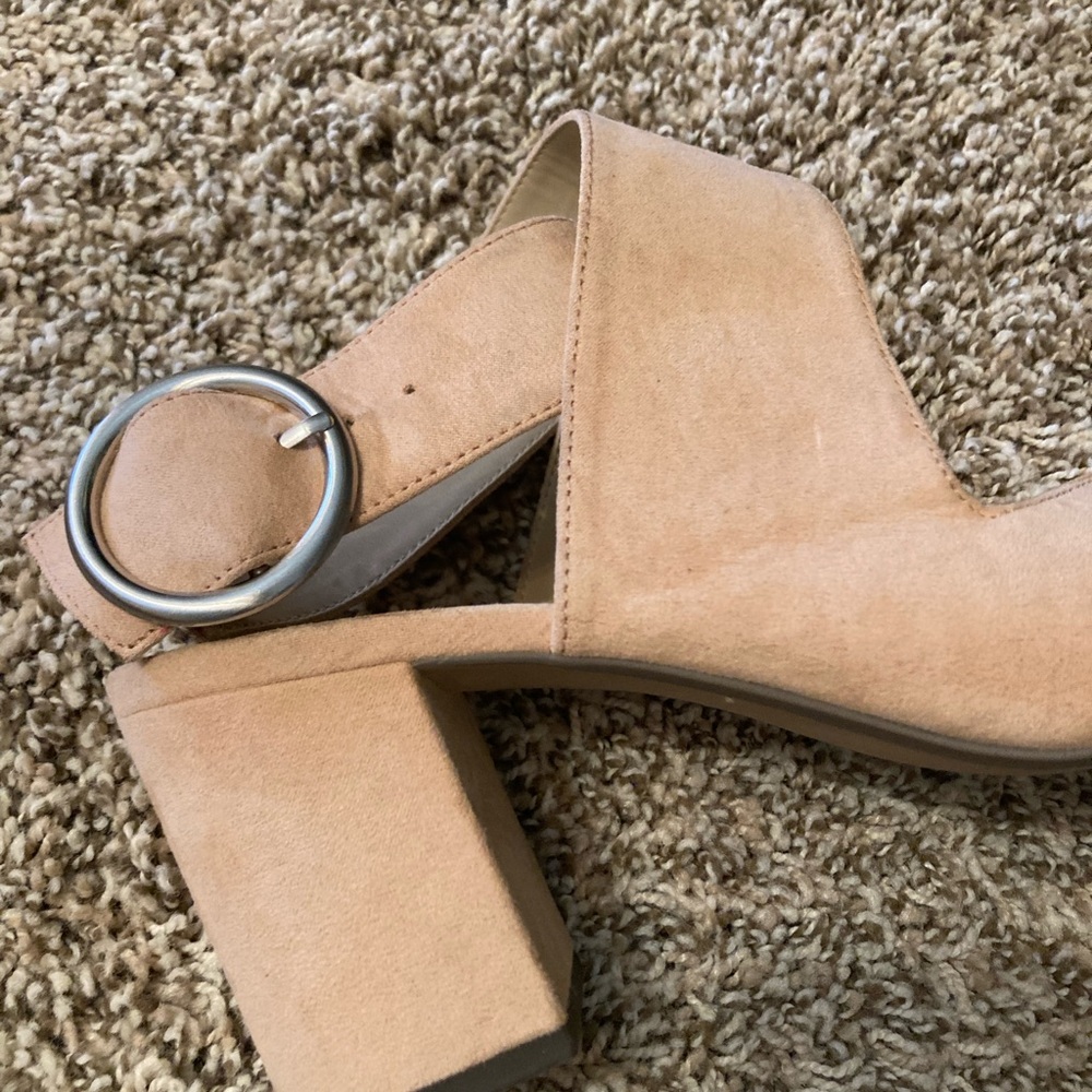 Charles David Nude Wrap around ankle strap Shoes like new condition
